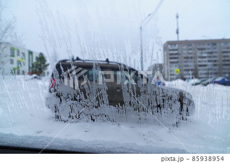 View through frosty car window on city street on frosty winter morning 85938954
