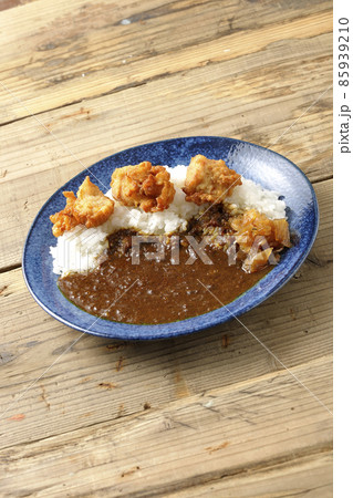 福神漬けも乗っている唐揚げカレー 福神漬けも乗っている唐揚げカレー 85939210