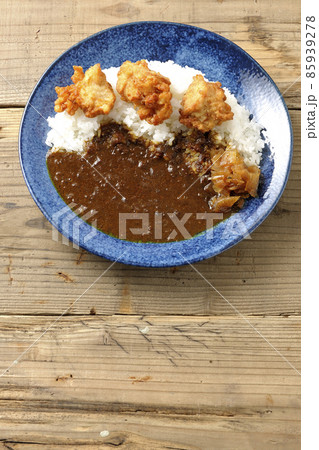 福神漬けも乗っている唐揚げカレーを俯瞰で撮影 85939278