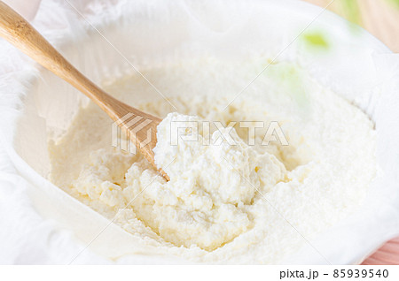 水切りして出来上がったクリームチーズ 85939540