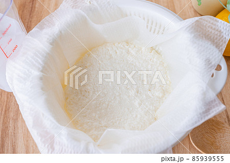 ザルにペーパーで水切り チーズ作り ザルにペーパーで水切り チーズ作り 85939555