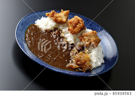 福神漬けも乗っている唐揚げカレーを黒背景で撮影 福神漬けも乗っている唐揚げカレーを黒背景で撮影 85939563