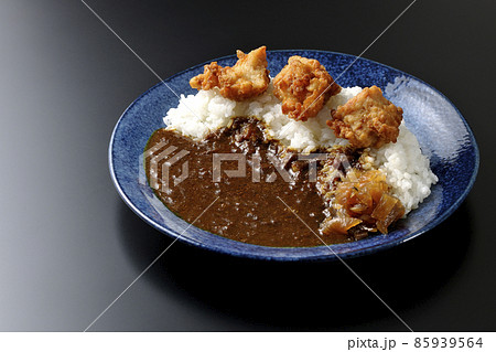 福神漬けも乗っている唐揚げカレーを黒背景で撮影 福神漬けも乗っている唐揚げカレーを黒背景で撮影 85939564