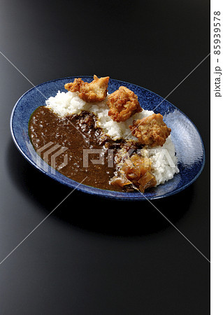 福神漬けも乗っている唐揚げカレーを黒背景で撮影 福神漬けも乗っている唐揚げカレーを黒背景で撮影 85939578