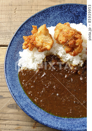 唐揚げカレーを俯瞰で撮影 唐揚げカレーを俯瞰で撮影 85939953