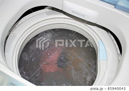 回る洗濯機 洗濯 洗濯機 洗濯物 回る洗濯機 洗濯 洗濯機 洗濯物 85940043