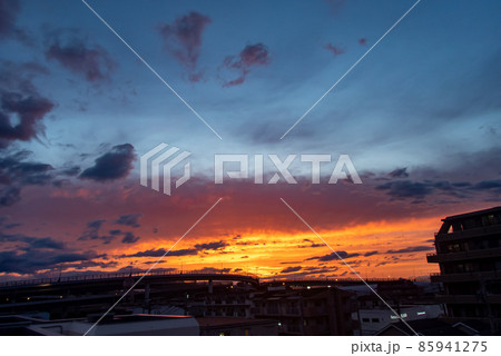 ダイナミックでカラフルな夕焼けの空の写真素材 [85941275] - PIXTA