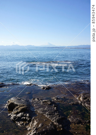 江ノ島の岩場海岸と富士山 江ノ島の岩場海岸と富士山 85943474