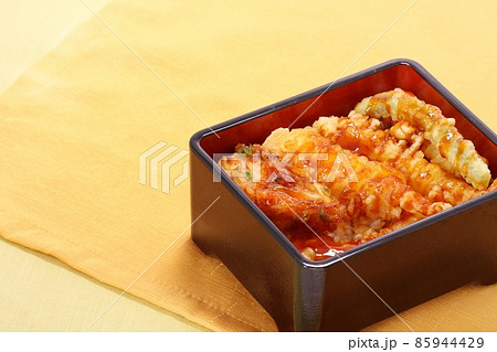 天重 天丼 ご飯の上に天ぷらを乗せつゆをかける 重箱入り 天重 天丼 ご飯の上に天ぷらを乗せつゆをかける 重箱入り 85944429