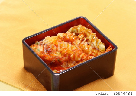 天重 天丼 ご飯の上に天ぷらを乗せつゆをかける 重箱入り 天重 天丼 ご飯の上に天ぷらを乗せつゆをかける 重箱入り 85944431