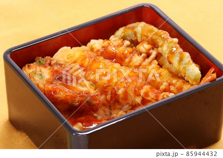 天重 天丼 ご飯の上に天ぷらを乗せつゆをかける 重箱入り 天重 天丼 ご飯の上に天ぷらを乗せつゆをかける 重箱入り 85944432