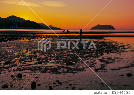 西広海岸の夕焼け 和歌山県有田郡広川町 西広海岸の夕焼け 和歌山県有田郡広川町 85944556