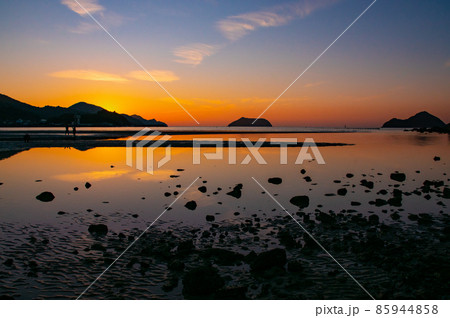 夕暮れの西広海岸 リフレクション 和歌山県有田郡広川町 夕暮れの西広海岸 リフレクション 和歌山県有田郡広川町 85944858