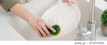 皿洗い 食器洗い キッチン 85944920