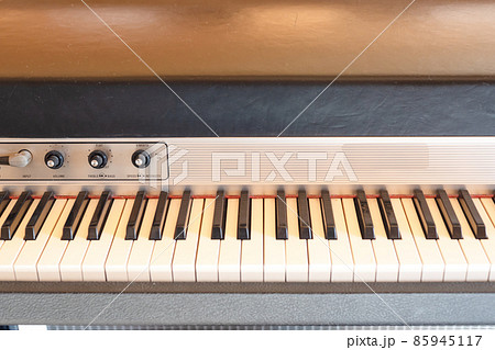録音スタジオのエレクトリックピアノのイメージ 85945117