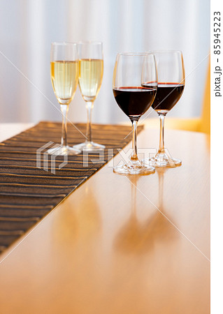 綺麗なテーブルと美味しそうなワイン 綺麗なテーブルと美味しそうなワイン 85945223