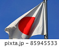 風にたなびく日の丸の旗 85945533