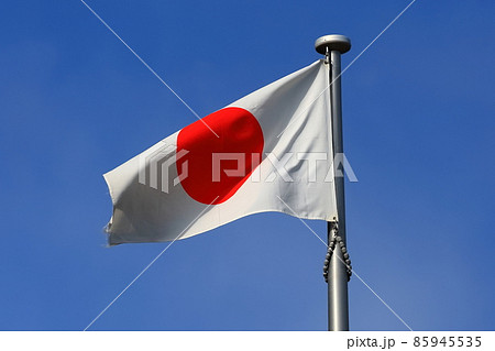 風にたなびく日の丸の旗 85945535