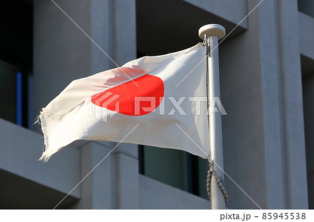 風にたなびく日の丸の旗 85945538