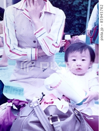 昭和50年代 水筒を持っているカメラ目線の赤ちゃん 昭和50年代 水筒を持っているカメラ目線の赤ちゃん 85945762