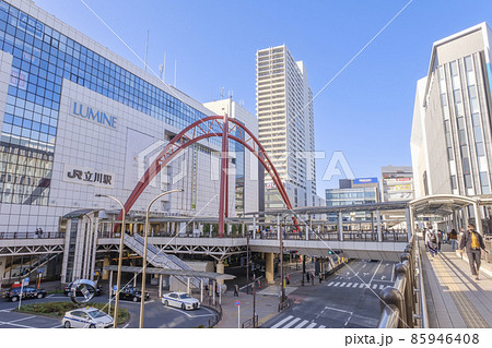 立川駅北口前の歩行者デッキとロータリー　東京都立川市 85946408