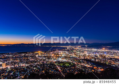 （静岡県）沼津の街並み　夕景　トワイライト 85946455
