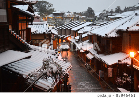 1月の早朝に雪降る京都市東山の二年坂を下る 85946461