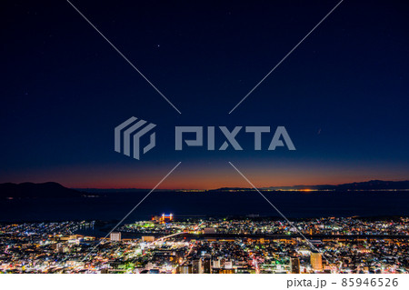 (静岡県)狩野川河口と沼津の街並み 夕景 (静岡県)狩野川河口と沼津の街並み 夕景 85946526