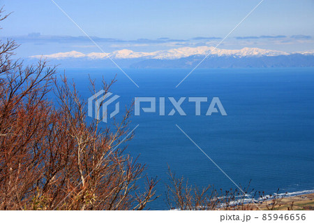 早春の銭函天狗山から見る石狩湾と増毛山地 85946656
