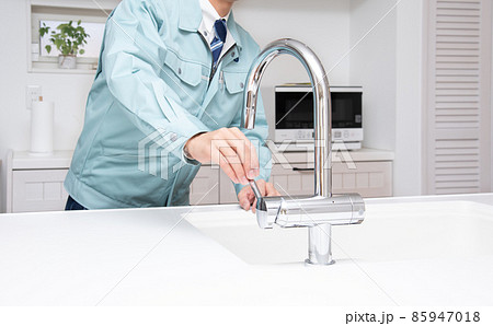 キッチンの水道点検をする男性 キッチンの水道点検をする男性 85947018