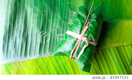 Bundle of bananas with Sticky Rice on banana leaves 85947531