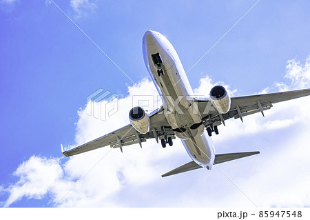 着陸する飛行機  ボーイング737-800 85947548