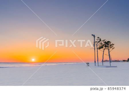 冬 日の出 雪景色 85948374