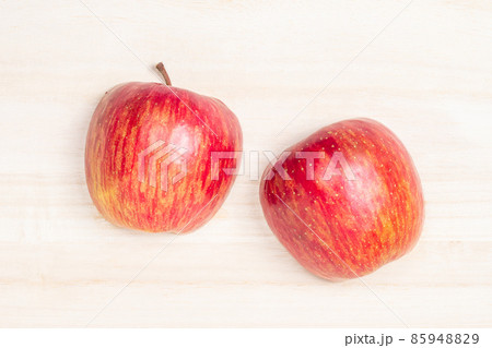 【料理】木製のまな板の上の赤い林檎　　 85948829