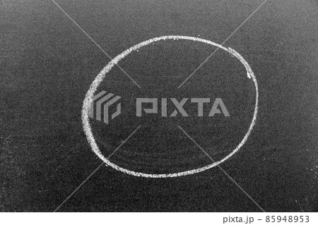 White chalk hand drawing as circle shape on black board background 85948953