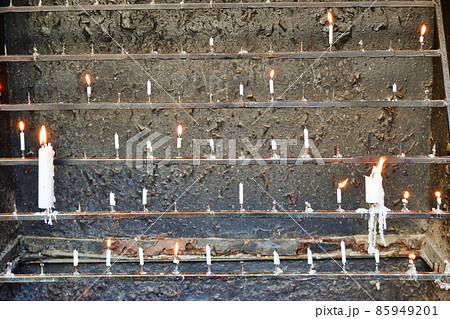 鎌倉 銭洗弁天(銭洗弁財天宇賀福神社)のろうそく 85949201