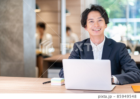 オフィスで働く若い男性　撮影協力「＋SHIFT NOGIZAKA」 85949548