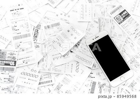 スマートフォンとレシート　領収書 85949568