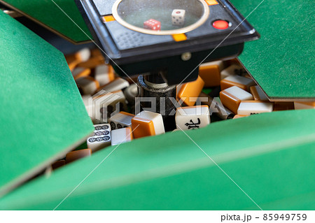 電動麻雀卓で麻雀牌を混ぜているところ 電動麻雀卓で麻雀牌を混ぜているところ 85949759