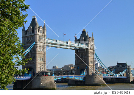 イギリスロンドンのランドマーク　テムズ川に架かる跳開橋のタワーブリッジ 85949933