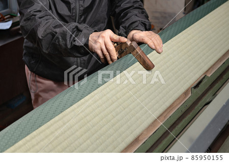 畳の表替え作業 畳縁逢着と測定作業 畳の表替え作業 畳縁逢着と測定作業 85950155