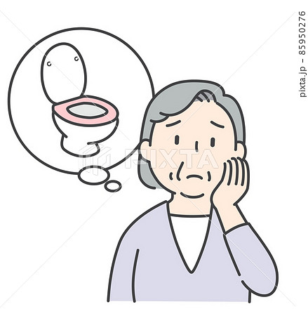 トイレの心配をするシニア女性 85950276
