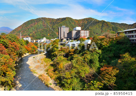 秋の紅葉に染まる鬼怒川温泉 85950415