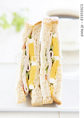 美味しいボローニャソーセージと茹で卵のサンドイッチ 美味しいボローニャソーセージと茹で卵のサンドイッチ 85950923