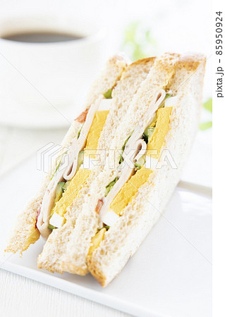 美味しいボローニャソーセージと卵のサンドイッチ 美味しいボローニャソーセージと卵のサンドイッチ 85950924