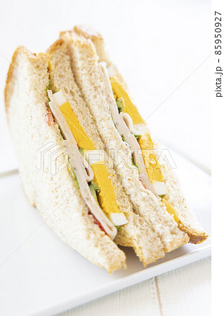 美味しいボローニャソーセージと玉子のサンドウィッチ 美味しいボローニャソーセージと玉子のサンドウィッチ 85950927