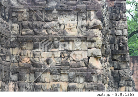 アンコールトムにある人がたくさん彫られた遺跡 85951268