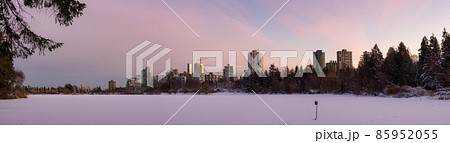 View of Lost Lagoon in famous Stanley Park in a modern city View of Lost Lagoon in famous Stanley Park in a modern city 85952055