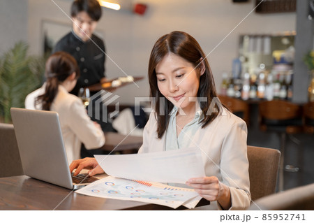 レストランでリモートワークをする女性 レストランでリモートワークをする女性 85952741