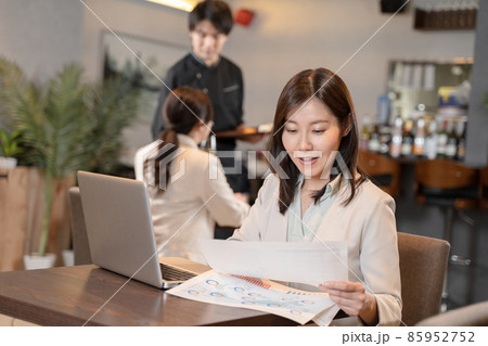 レストランでリモートワークをする女性 85952752